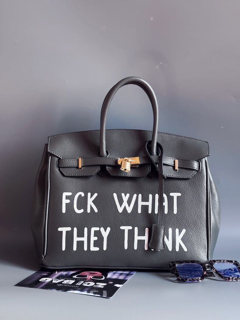 Šedá kožená kabelka Zoi Bag vyrobená z kvalitní italské kůže, s ručně psaným nápisem a se zámkem a klíčkem. Pro personalizaci na zakázku. Zapnutá