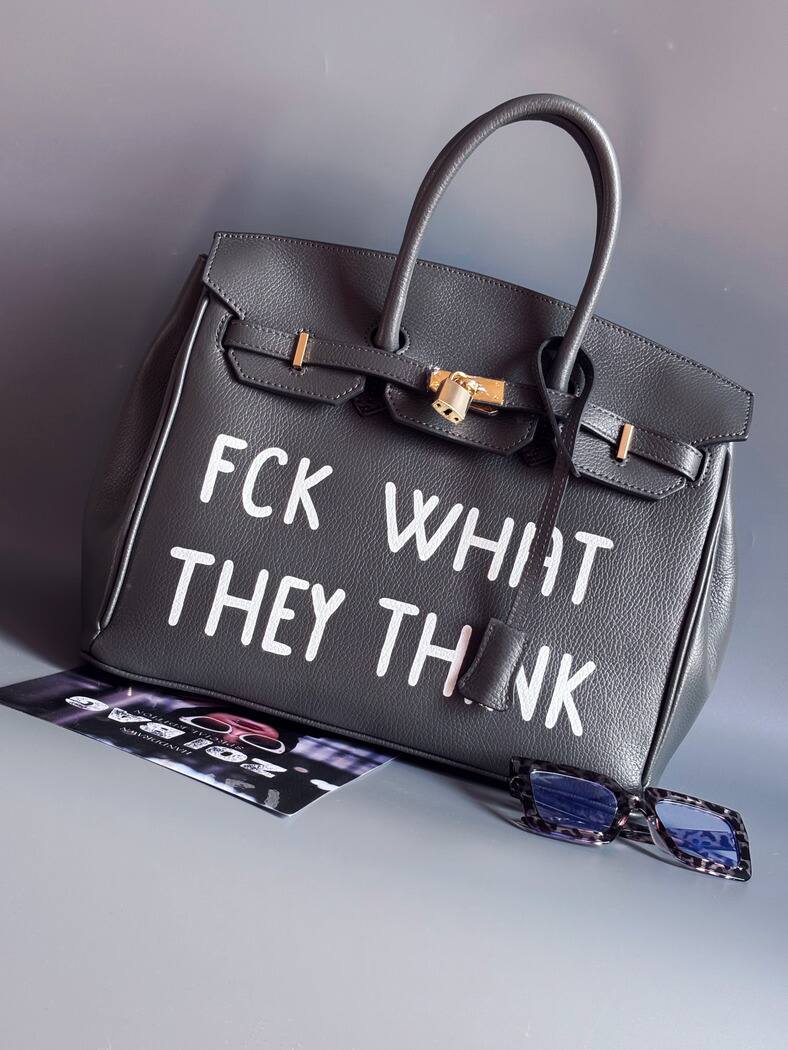 Šedá kožená kabelka Zoi Bag vyrobená z kvalitní italské kůže, s ručně psaným nápisem a se zámkem a klíčkem. Pro personalizaci na zakázku. Zapnutá.