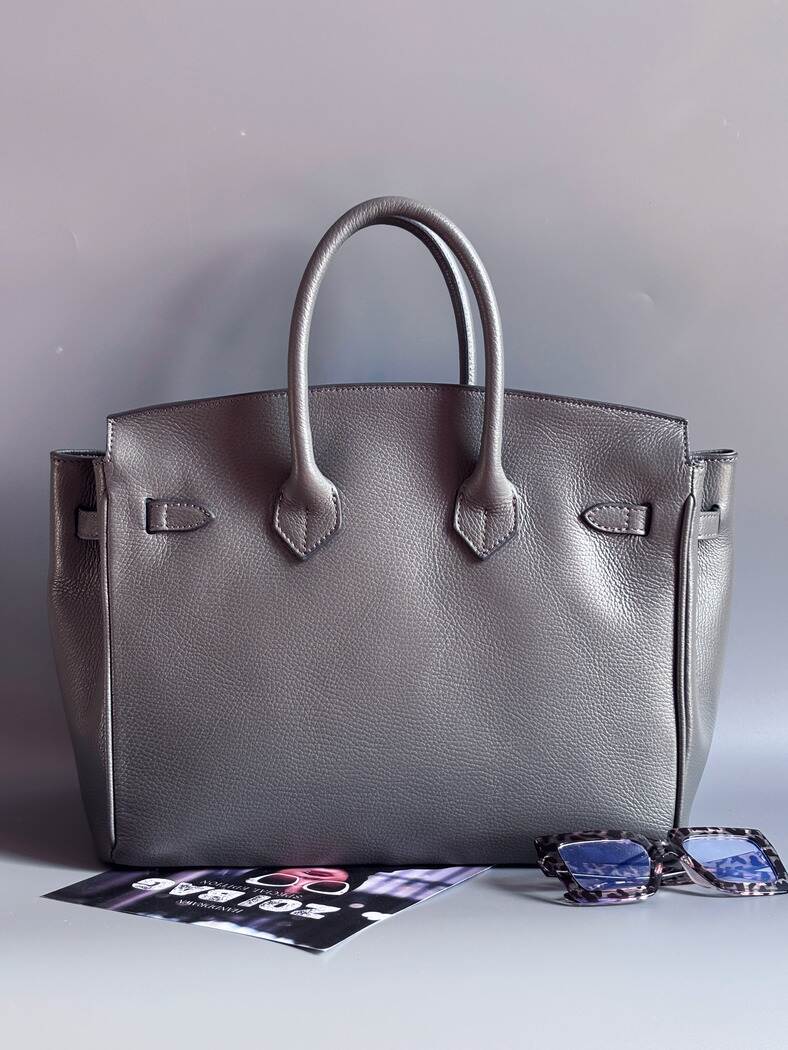 Šedá kožená kabelka Zoi Bag vyrobená z kvalitní italské kůže, s ručně psaným nápisem a se zámkem a klíčkem. Pro personalizaci na zakázku. Zezadu.