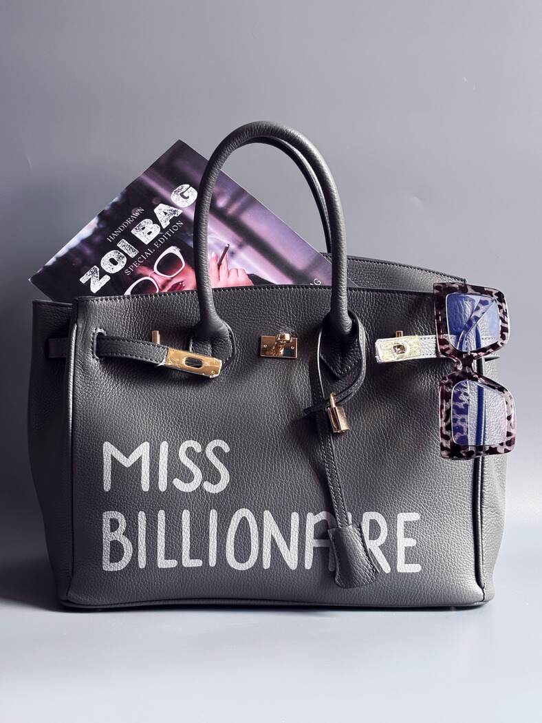 Šedá kožená kabelka Zoi Bag vyrobená z kvalitní italské kůže, s ručně psaným nápisem a se zámkem a klíčkem. Pro personalizaci na zakázku.