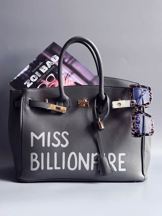 Šedá kožená kabelka Zoi Bag vyrobená z kvalitní italské kůže, s ručně psaným nápisem a se zámkem a klíčkem. Pro personalizaci na zakázku.