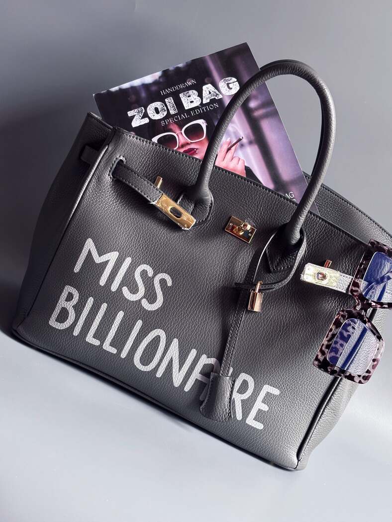 Šedá kožená kabelka Zoi Bag vyrobená z kvalitní italské kůže, s ručně psaným nápisem a se zámkem a klíčkem. Pro personalizaci na zakázku.