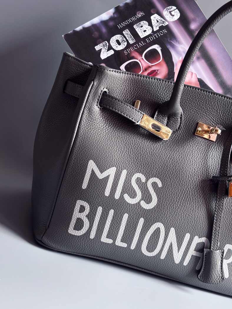 Šedá kožená kabelka Zoi Bag vyrobená z kvalitní italské kůže, s ručně psaným nápisem a se zámkem a klíčkem. Pro personalizaci na zakázku.