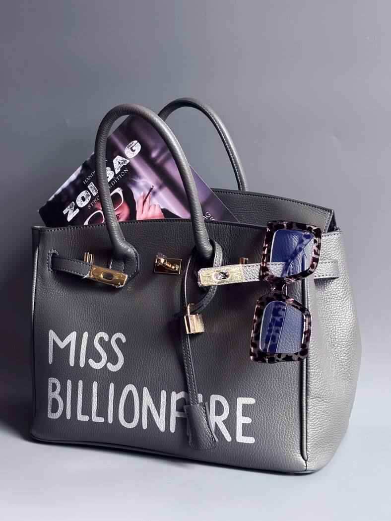 Šedá kožená kabelka Zoi Bag vyrobená z kvalitní italské kůže, s ručně psaným nápisem a se zámkem a klíčkem. Pro personalizaci na zakázku.