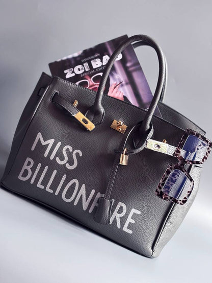Šedá kožená kabelka Zoi Bag vyrobená z kvalitní italské kůže, s ručně psaným nápisem a se zámkem a klíčkem. Pro personalizaci na zakázku.