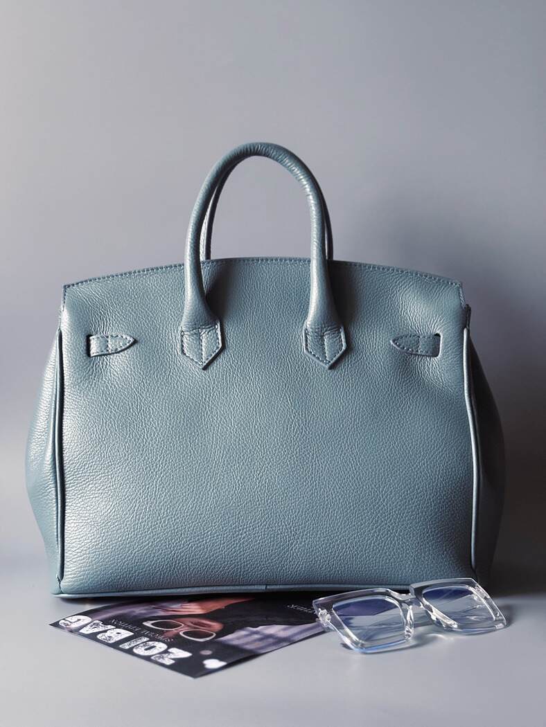 Šedá/modrá velká kožená kabelka Zoi Bag s ručně psaným nápisem "Can't adult today" a barevnými cákanci. Zlatý zámek s klíčkem. Zezadu