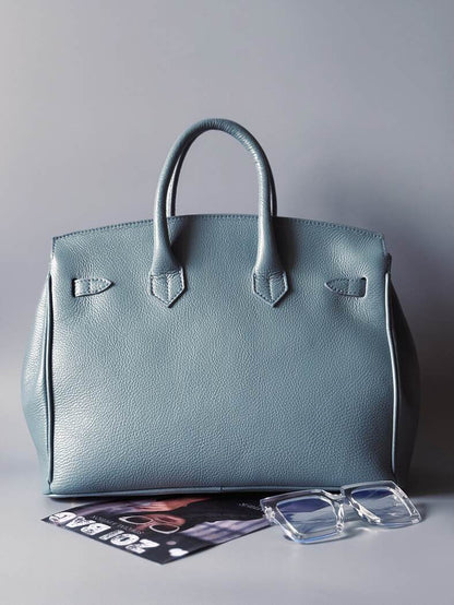 Šedá/modrá velká kožená kabelka Zoi Bag s ručně psaným nápisem "Can't adult today" a barevnými cákanci. Zlatý zámek s klíčkem. Zezadu