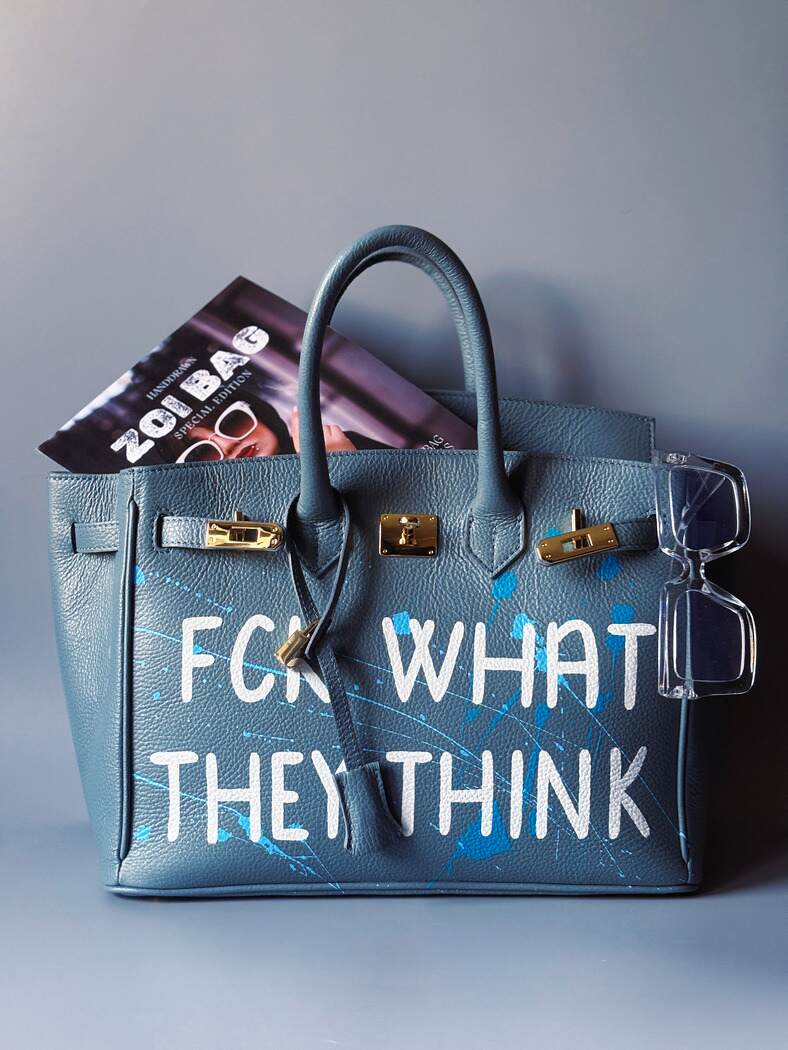 Velká kožená kabelka Zoi Bag v barevných tónech šedé a modré s ručně psaným bílým nápisem "FCK what they think"