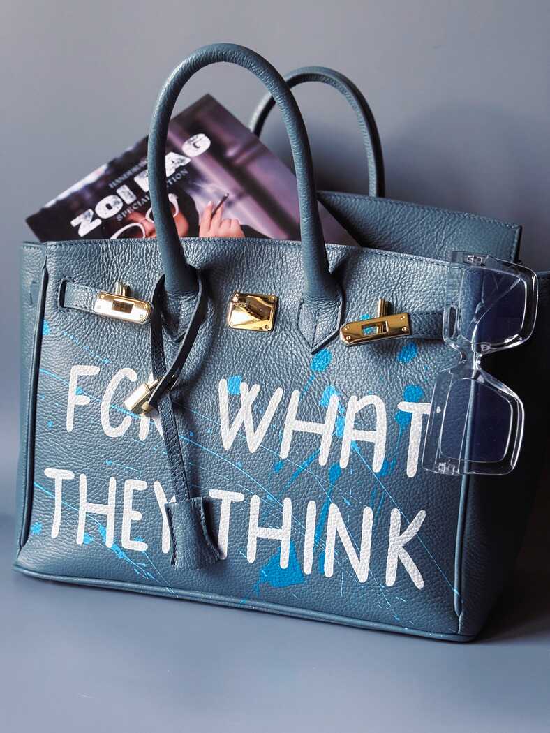 Velká kožená kabelka Zoi Bag v barevných tónech šedé a modré s ručně psaným bílým nápisem "FCK what they think"