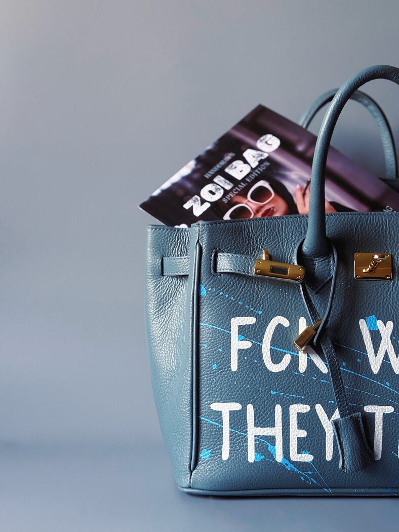 Velká kožená kabelka Zoi Bag v barevných tónech šedé a modré s ručně psaným bílým nápisem "FCK what they think" detail