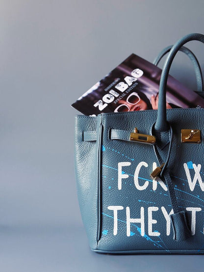 Velká kožená kabelka Zoi Bag v barevných tónech šedé a modré s ručně psaným bílým nápisem "FCK what they think" detail