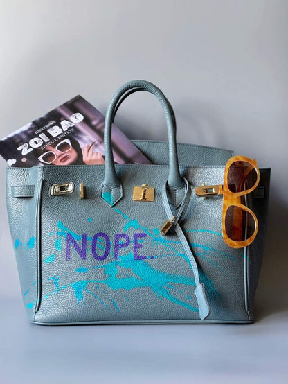 Velká šedomodrá tote kožená kabelka Zoi Bag s ručně psaným nápisem, designová art kabelka.