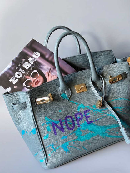 Velká šedomodrá tote kožená kabelka Zoi Bag s ručně psaným nápisem, designová art kabelka.