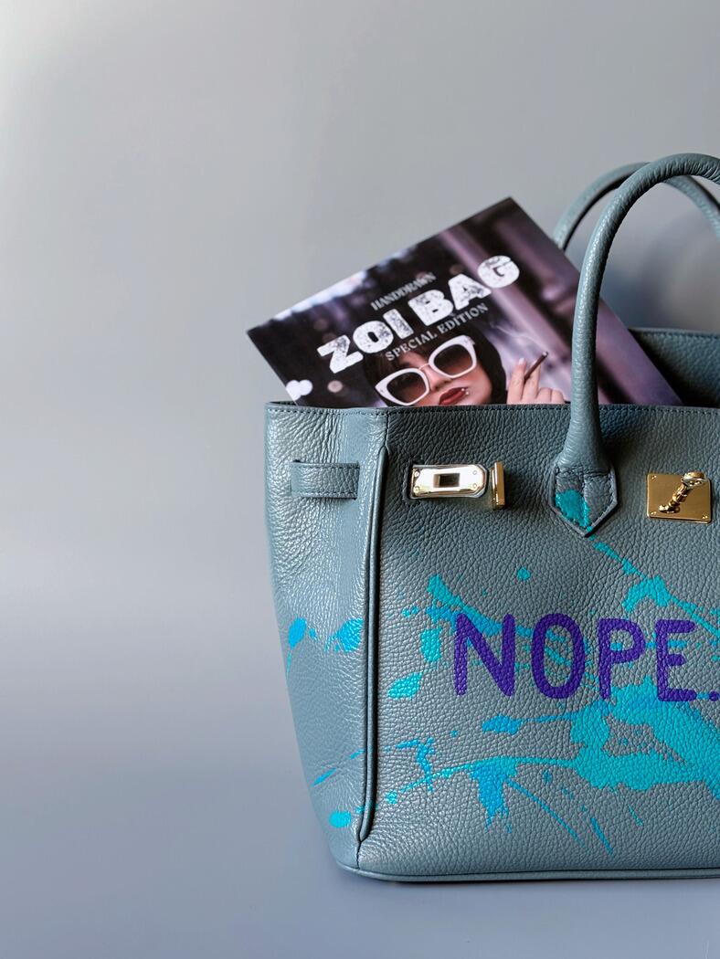 Velká šedomodrá tote kožená kabelka Zoi Bag s ručně psaným nápisem, designová art kabelka. Detail nápisu.