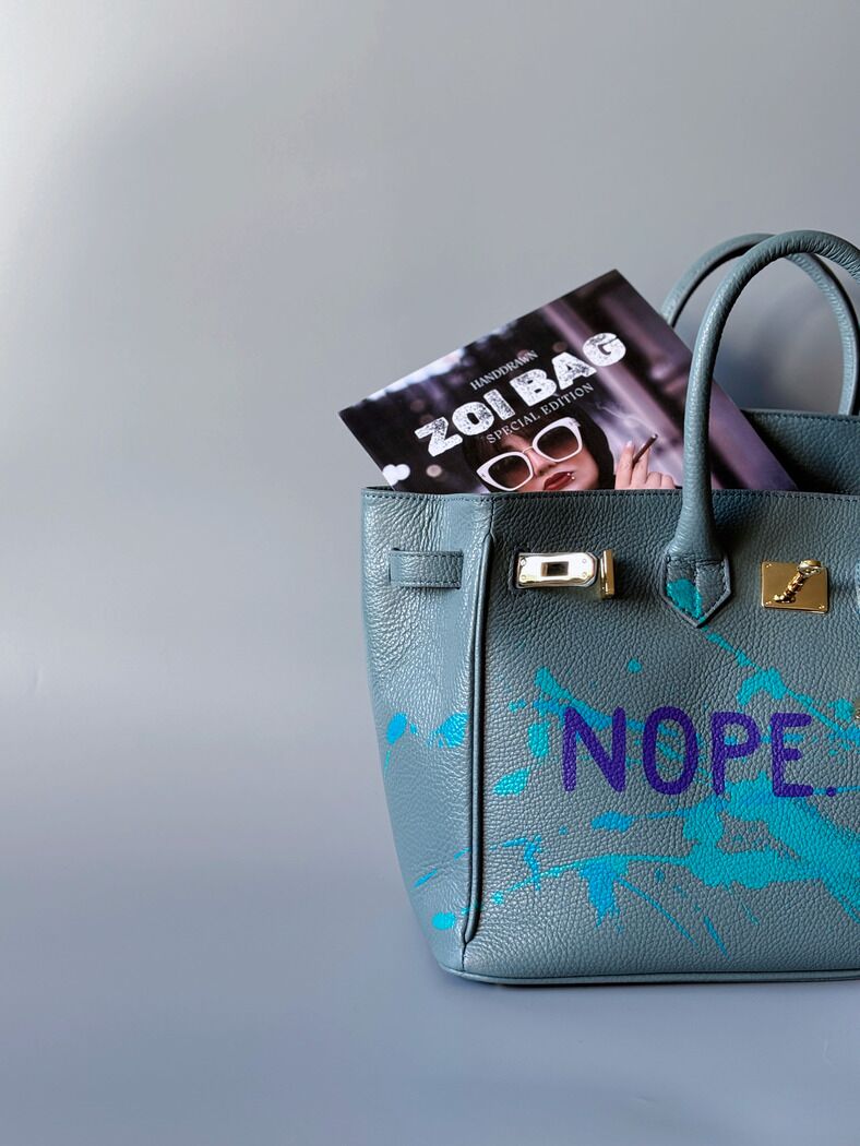 Velká šedomodrá tote kožená kabelka Zoi Bag s ručně psaným nápisem, designová art kabelka. Detail nápisu.