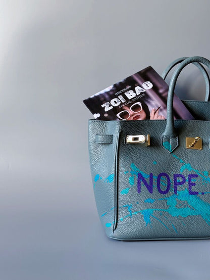 Velká šedomodrá tote kožená kabelka Zoi Bag s ručně psaným nápisem, designová art kabelka. Detail nápisu.