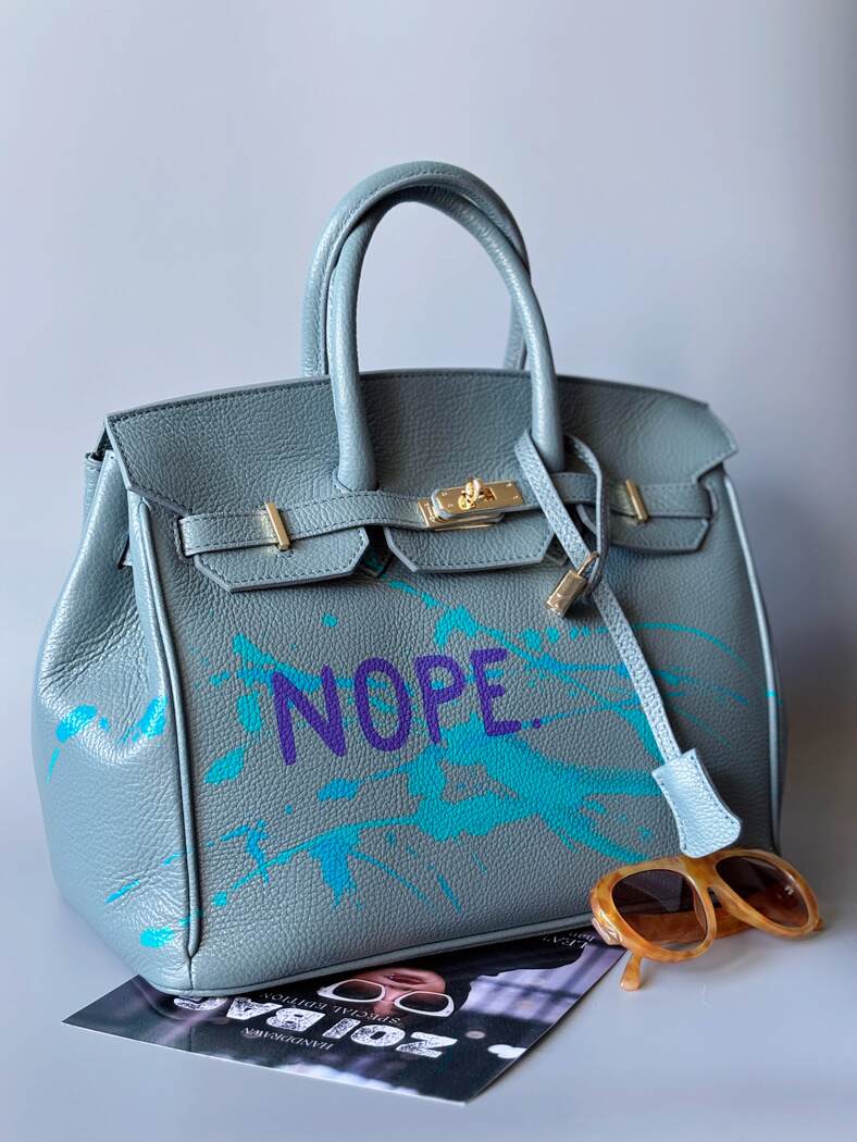 Velká šedomodrá tote kožená kabelka Zoi Bag s ručně psaným nápisem, designová art kabelka. Zapnutá.