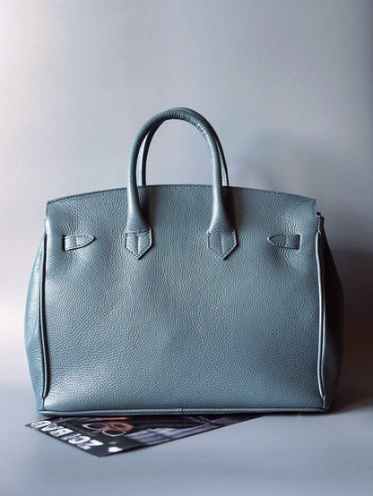 Velká šedomodrá tote kožená kabelka Zoi Bag s ručně psaným nápisem, designová art kabelka. Zezadu.