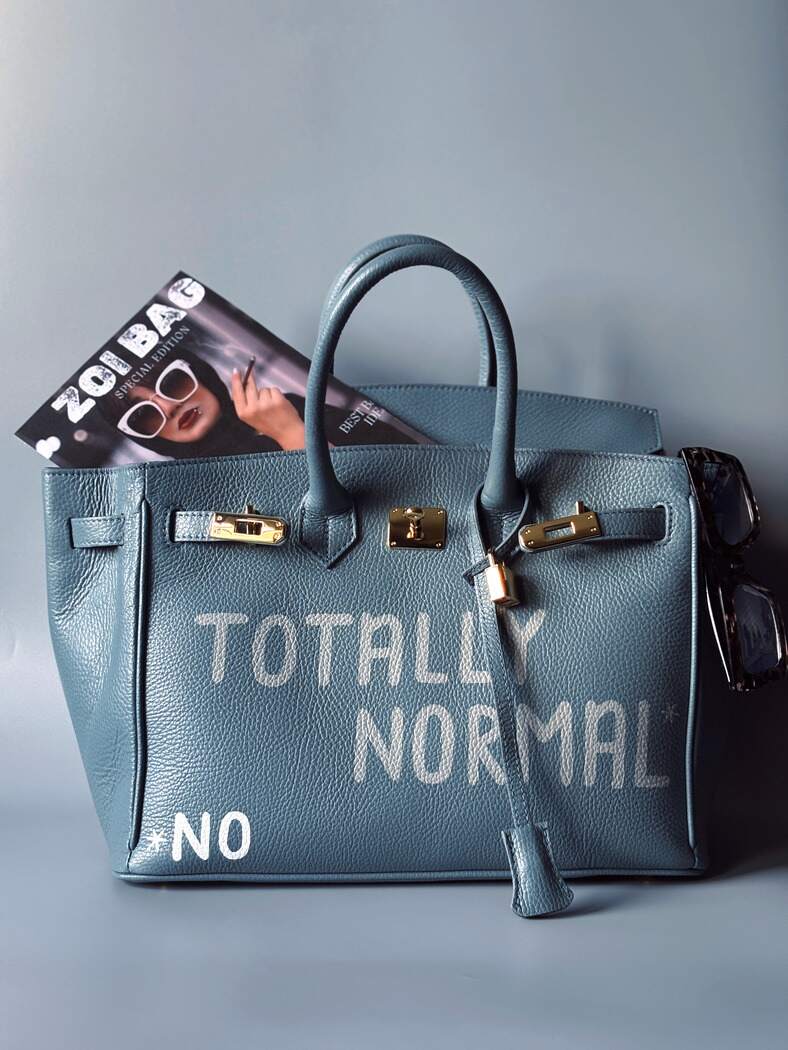 Velká šedomodrá tote kožená kabelka Zoi Bag z italské kůže s ručně psaným nápisem, designová art kabelka.