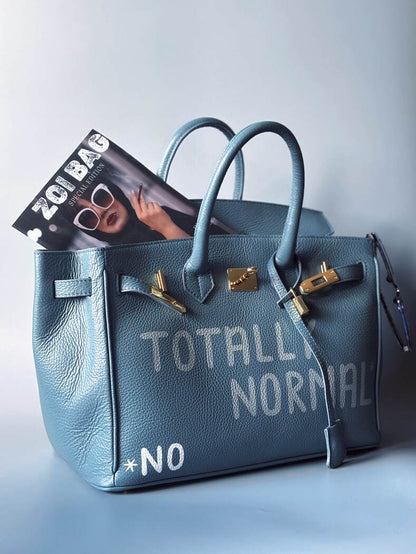 Velká šedomodrá tote kožená kabelka Zoi Bag z italské kůže s ručně psaným nápisem, designová art kabelka.