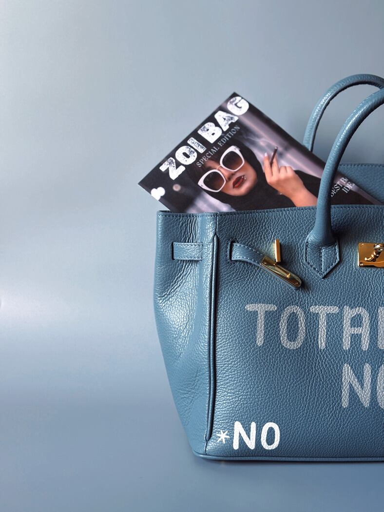 Velká šedomodrá tote kožená kabelka Zoi Bag z italské kůže s ručně psaným nápisem, designová art kabelka. Detail nápisu.