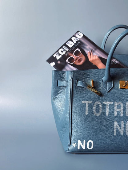 Velká šedomodrá tote kožená kabelka Zoi Bag z italské kůže s ručně psaným nápisem, designová art kabelka. Detail nápisu.