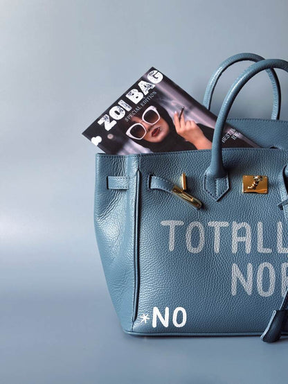 Velká šedomodrá tote kožená kabelka Zoi Bag z italské kůže s ručně psaným nápisem, designová art kabelka. Detail nápisu.