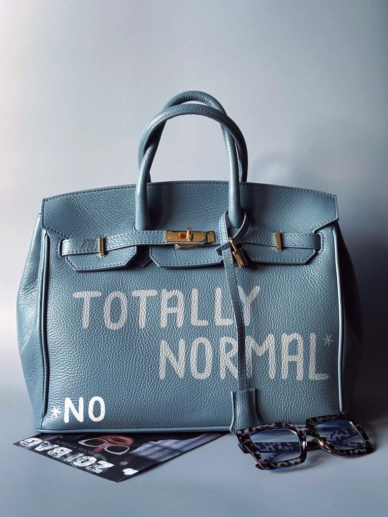 Velká šedomodrá tote kožená kabelka Zoi Bag z italské kůže s ručně psaným nápisem, designová art kabelka. Zapnutá.