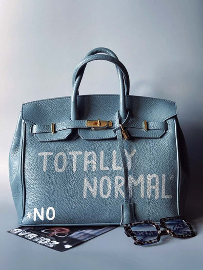 Velká šedomodrá tote kožená kabelka Zoi Bag z italské kůže s ručně psaným nápisem, designová art kabelka. Zapnutá.