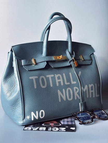 Velká šedomodrá tote kožená kabelka Zoi Bag z italské kůže s ručně psaným nápisem, designová art kabelka. Zapnutá.