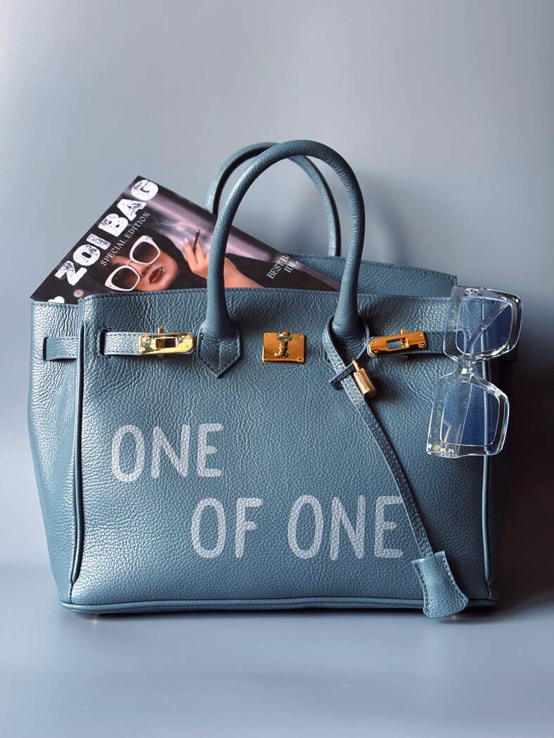 Velká šedomodrá tote kožená kabelka Zoi Bag s ručně psaným nápisem, designová art kabelka.