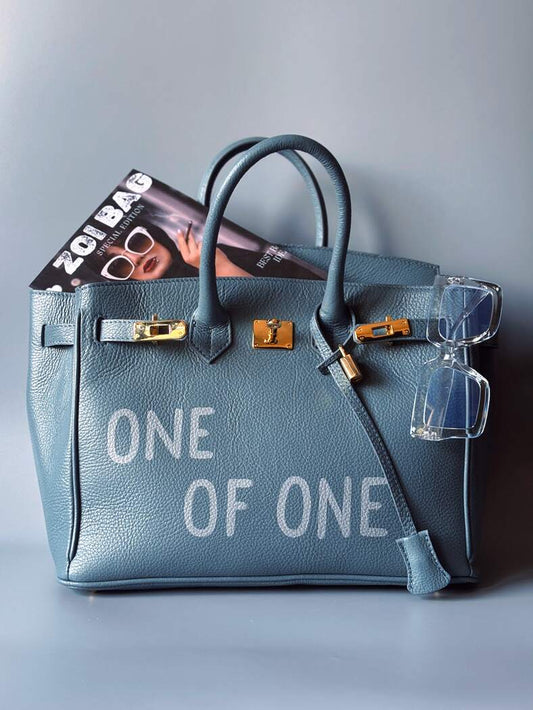 Velká šedomodrá tote kožená kabelka Zoi Bag s ručně psaným nápisem, designová art kabelka.