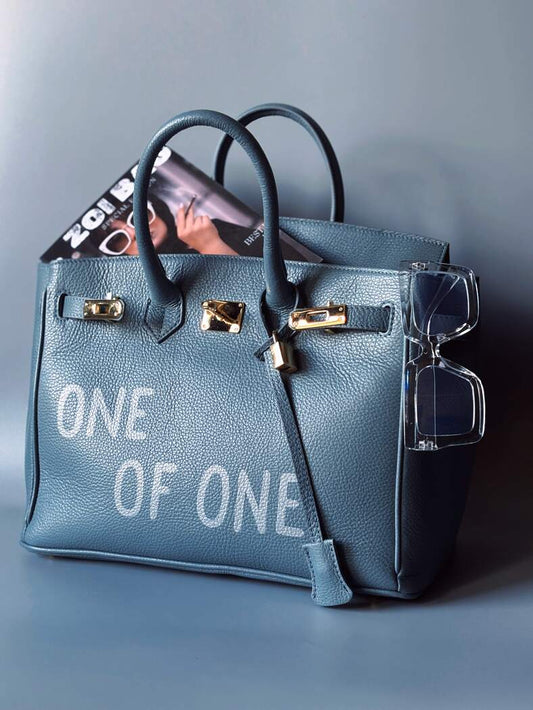 Velká šedomodrá tote kožená kabelka z italské kůže s ručně psaným nápisem, designová art kabelka Zoi Bag.