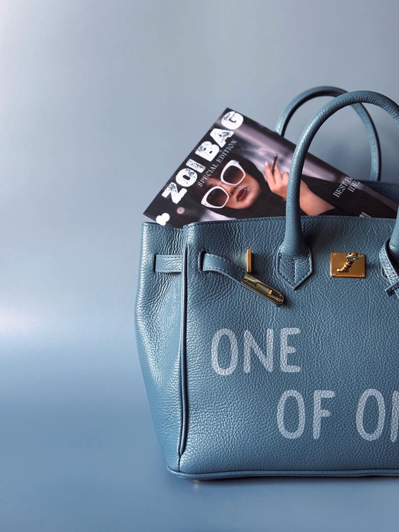 Detail - velká šedomodrá tote kožená kabelka z italské kůže s ručně psaným nápisem, designová art kabelka.