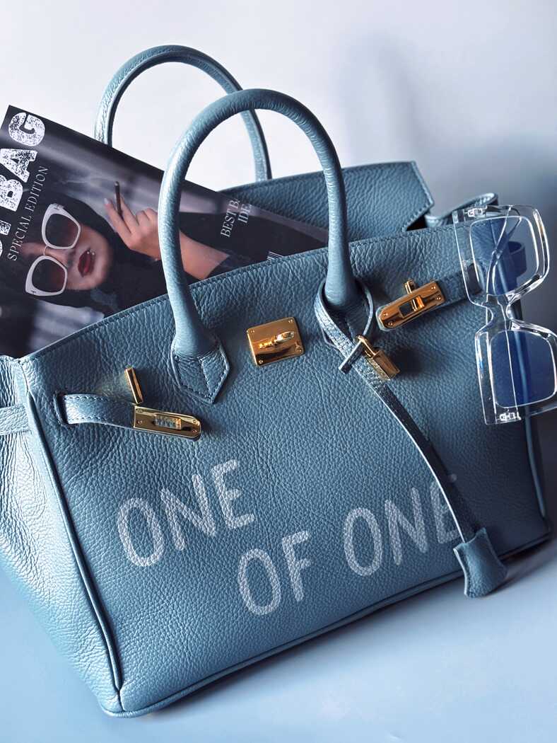 Velká šedomodrá tote kožená kabelka z italské kůže s ručně psaným nápisem, designová art kabelka Zoi Bag.