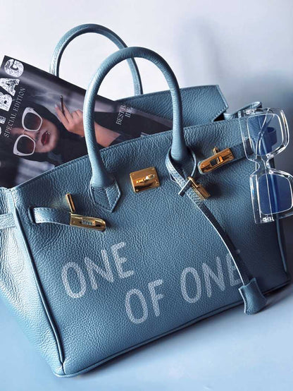 Velká šedomodrá tote kožená kabelka z italské kůže s ručně psaným nápisem, designová art kabelka Zoi Bag.