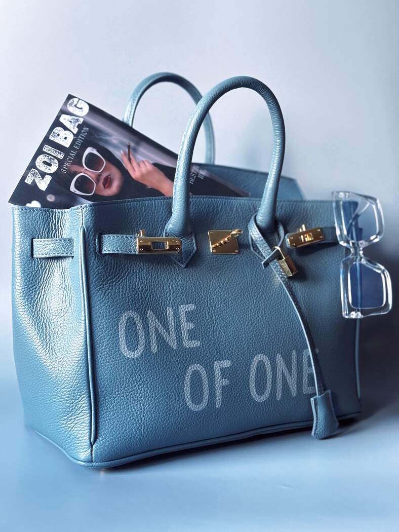 Velká šedomodrá tote kožená kabelka z italské kůže s ručně psaným nápisem, designová art kabelka Zoi Bag.