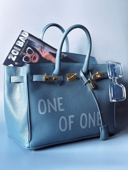 Velká šedomodrá tote kožená kabelka z italské kůže s ručně psaným nápisem, designová art kabelka Zoi Bag.