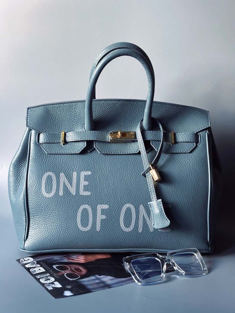 Unikátní šedomodrá tote kožená kabelka z italské kůže s ručně psaným nápisem, designová art kabelka Zoi Bag.