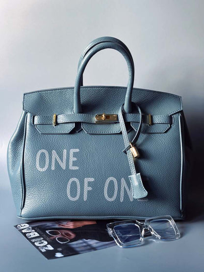 Unikátní šedomodrá tote kožená kabelka z italské kůže s ručně psaným nápisem, designová art kabelka Zoi Bag.