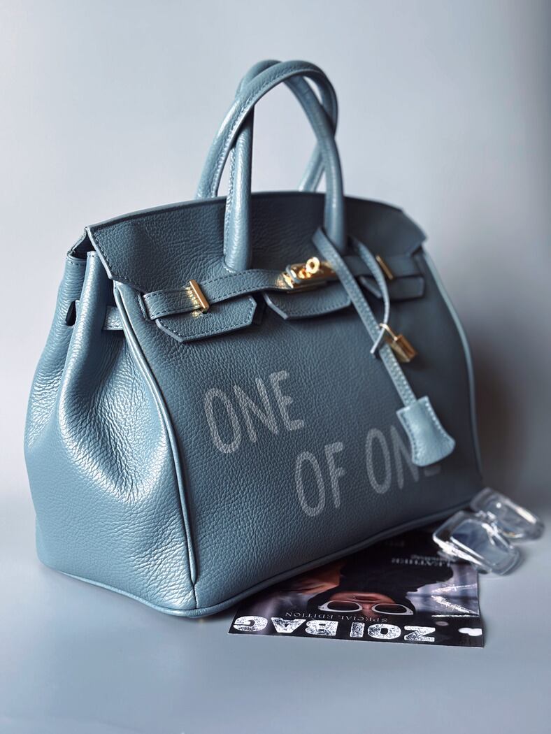 Velká šedomodrá tote kožená kabelka z italské kůže s ručně psaným nápisem, designová art kabelka Zoi Bag.