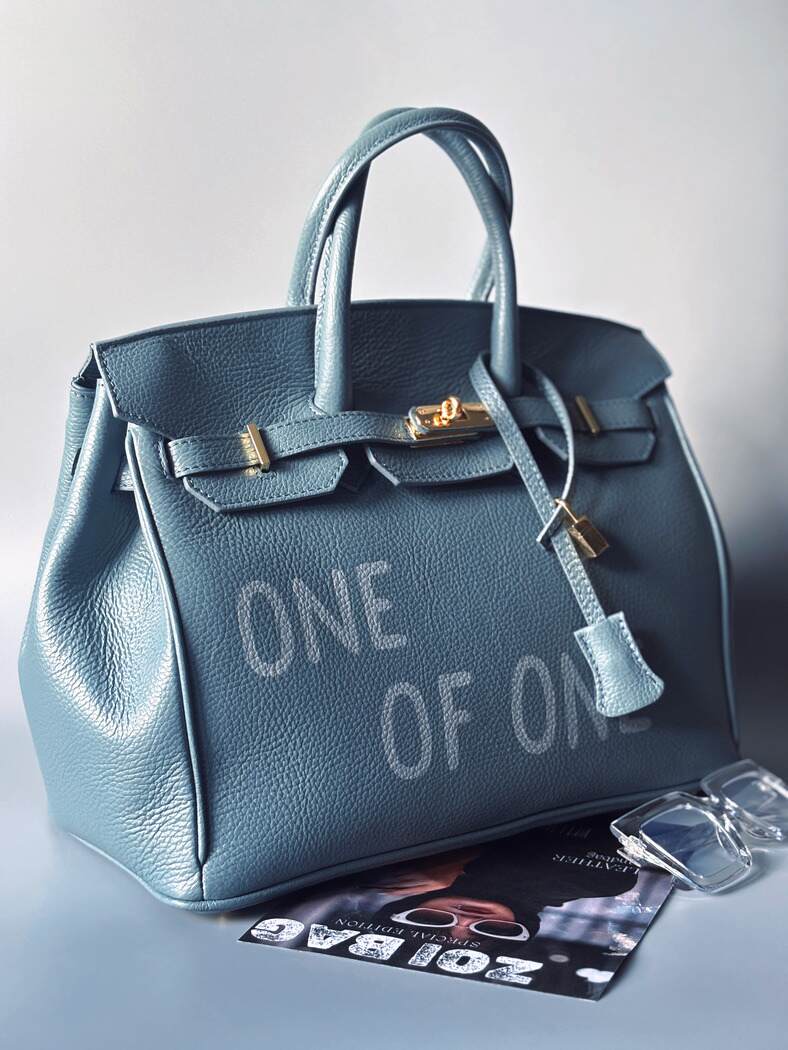 Velká šedomodrá tote kožená kabelka z italské kůže s ručně psaným nápisem, designová art kabelka Zoi Bag.