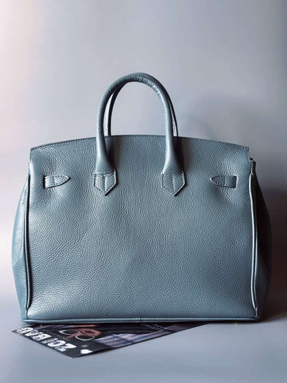 Velká šedomodrá tote kožená kabelka z italské kůže s ručně psaným nápisem, designová art kabelka zezadu.