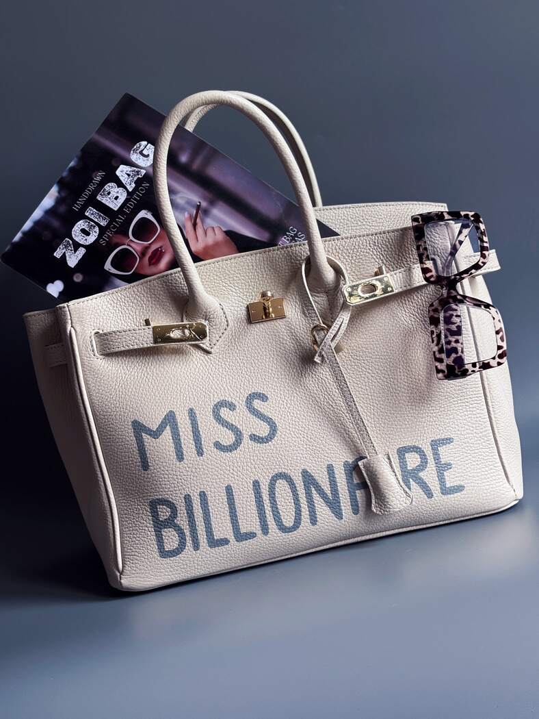 Béžová kožená kabelka Zoi Bag vyrobená z kvalitní italské kůže, se zámkem a klíčkem. Pro personalizaci na zakázku.