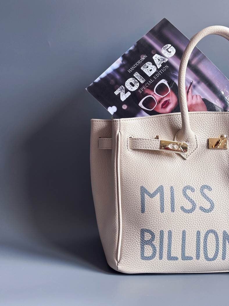 Béžová kožená kabelka Zoi Bag vyrobená z kvalitní italské kůže, se zámkem a klíčkem. Pro personalizaci na zakázku.
