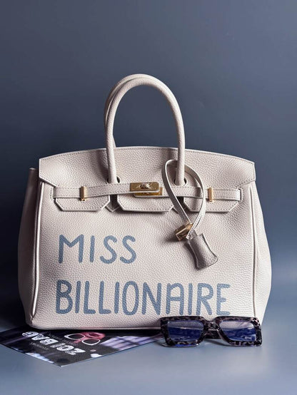 Béžová kožená kabelka Zoi Bag vyrobená z kvalitní italské kůže, se zámkem a klíčkem. Pro personalizaci na zakázku.