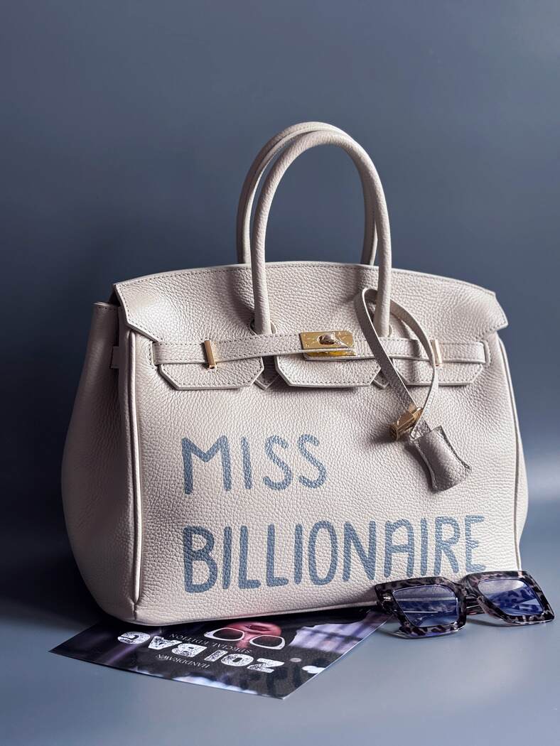 Béžová kožená kabelka Zoi Bag vyrobená z kvalitní italské kůže, se zámkem a klíčkem. Pro personalizaci na zakázku.