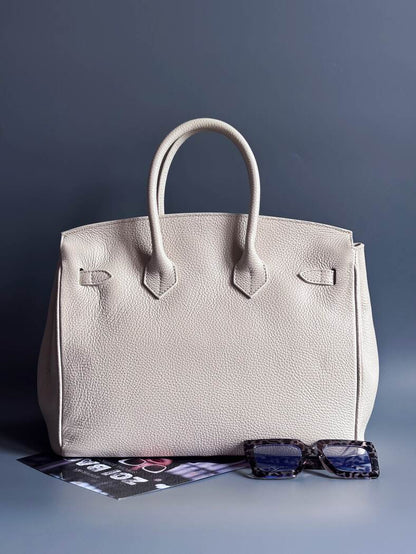 Béžová kožená kabelka Zoi Bag vyrobená z kvalitní italské kůže, se zámkem a klíčkem. Pro personalizaci na zakázku.