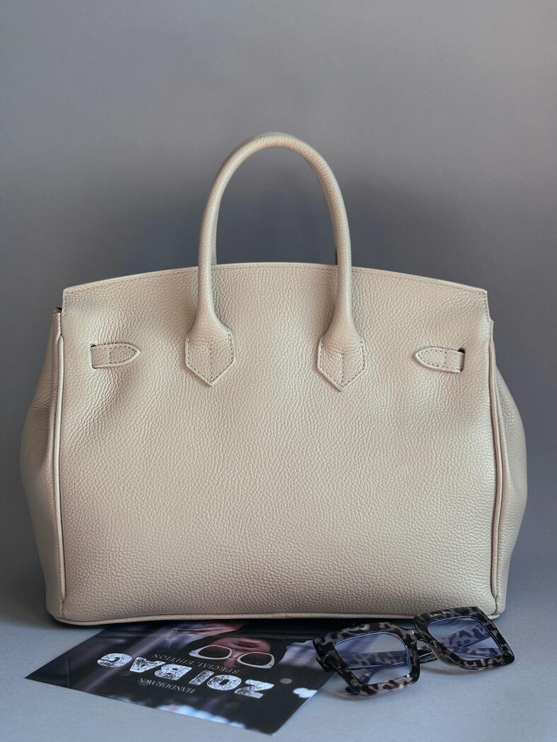 Světle béžová kožená kabelka shopper vyrobená z kvaliní italské kůže od Zoibag zezadu.