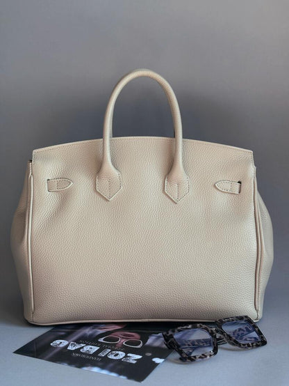 Světle béžová kožená kabelka shopper vyrobená z kvaliní italské kůže od Zoibag zezadu.